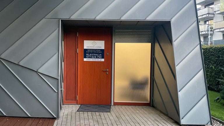 Medeste Clinic Wrocław – klinika medycyny estetycznej i chirurgii plastycznej we Wrocławiu. Gabinet Medeste. Ul. Róży Wiatrów 10,53-023 Wrocław wejście do kliniki
